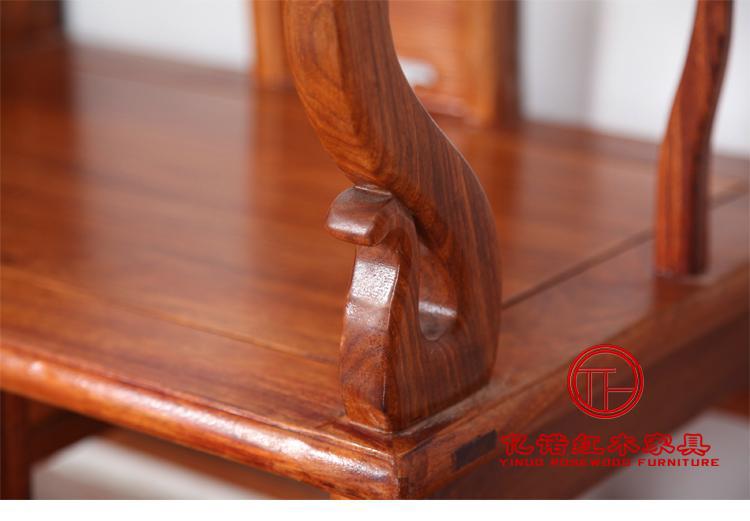 采用进口非洲花梨方木。光泽强、量重，刨面光滑。木材性质稳定，不易变形、开裂，不生虫，颜色不褪，耐腐耐蚀，纹理美观，如行云流水。木质坚硬达到国家锯材质量标准。电话椅