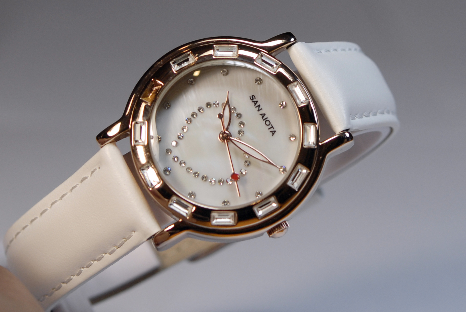 批发采购表-供应2013新款女性手表 高档品牌时