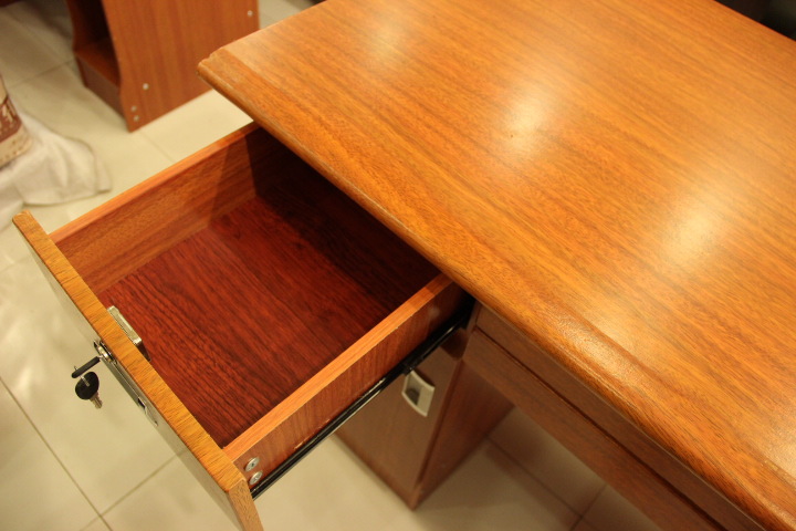 2米海棠色办公桌 两抽屉板式办公桌