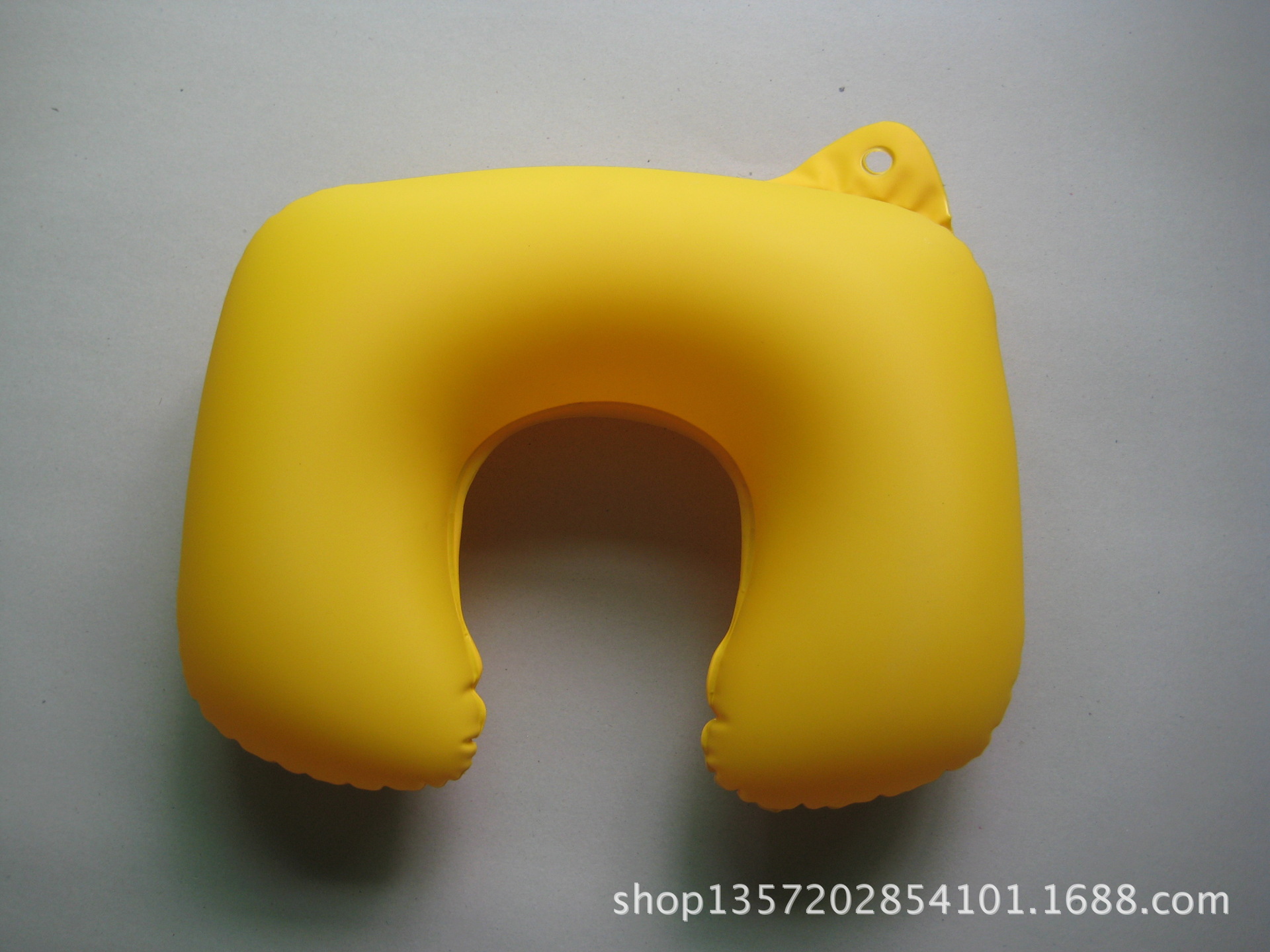 【厂家大量供应PVC植绒充气枕 充气植绒U型枕】价格,厂家,图片,枕头、枕芯、保健枕,东莞市虹桥塑胶制品有限公司产品开发部-马可波罗网