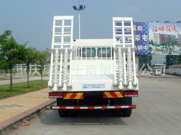 韶液SGQ5232TPBH平板运输车L340东风康明斯发动机