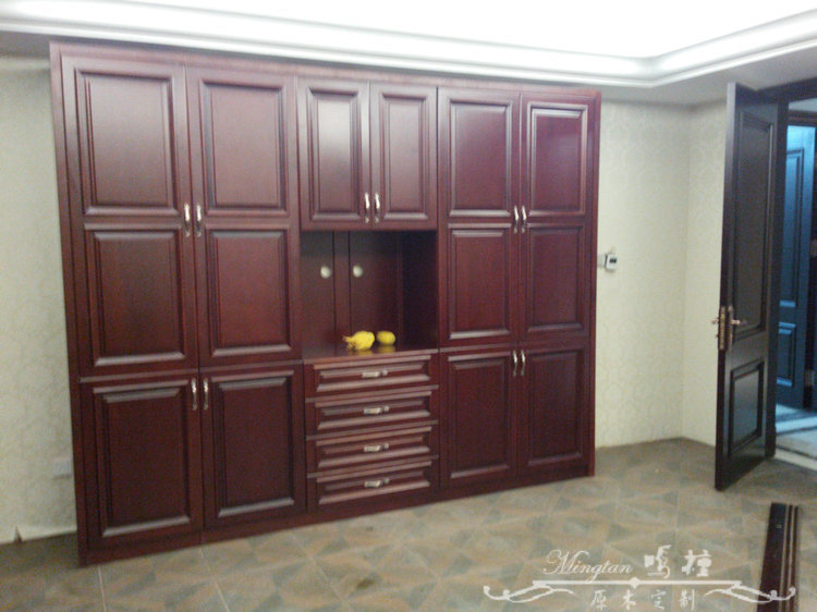 .实木平开门衣柜
