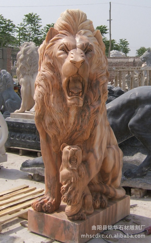 供应晚霞红石雕蹲狮 汉白玉现代狮子 镇宅辟邪 动物雕塑