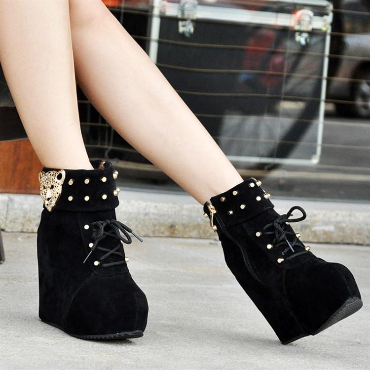 金色豹子头日韩版铆钉坡跟短靴圆头防水台潮女鞋子女靴后拉链高跟