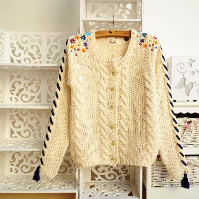 2013秋装新款 蘑菇街女装 刺绣花朵长袖 麻花针