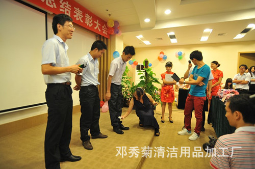在(<em>擦鞋女王</em>)心目中工作没有贵贱之分_邓秀菊