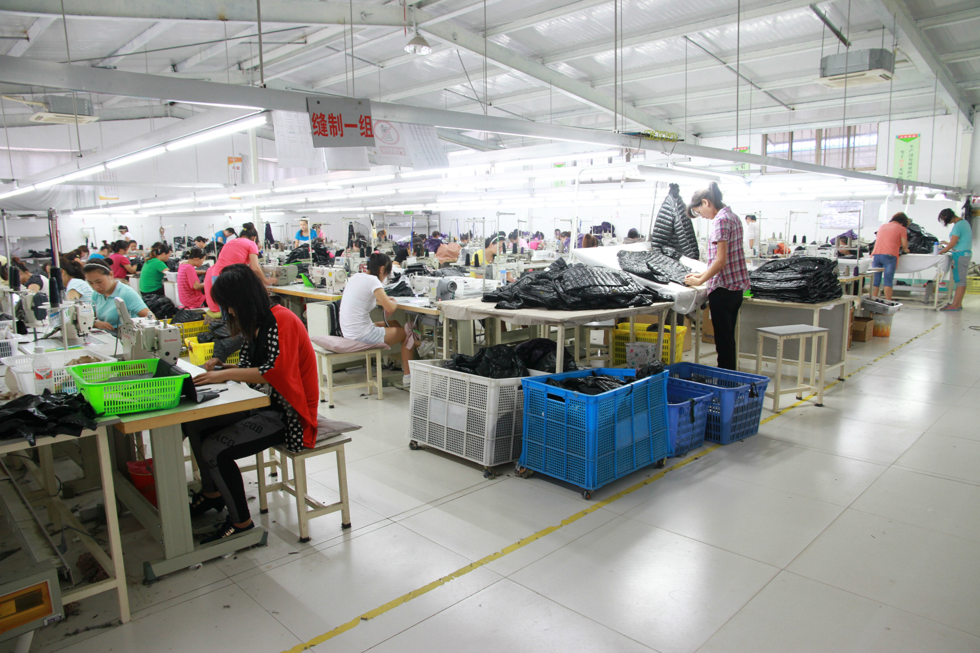 【淘工厂-锦多尔<em>外贸服装</em>厂 男<em>女士</em>童装羽绒服