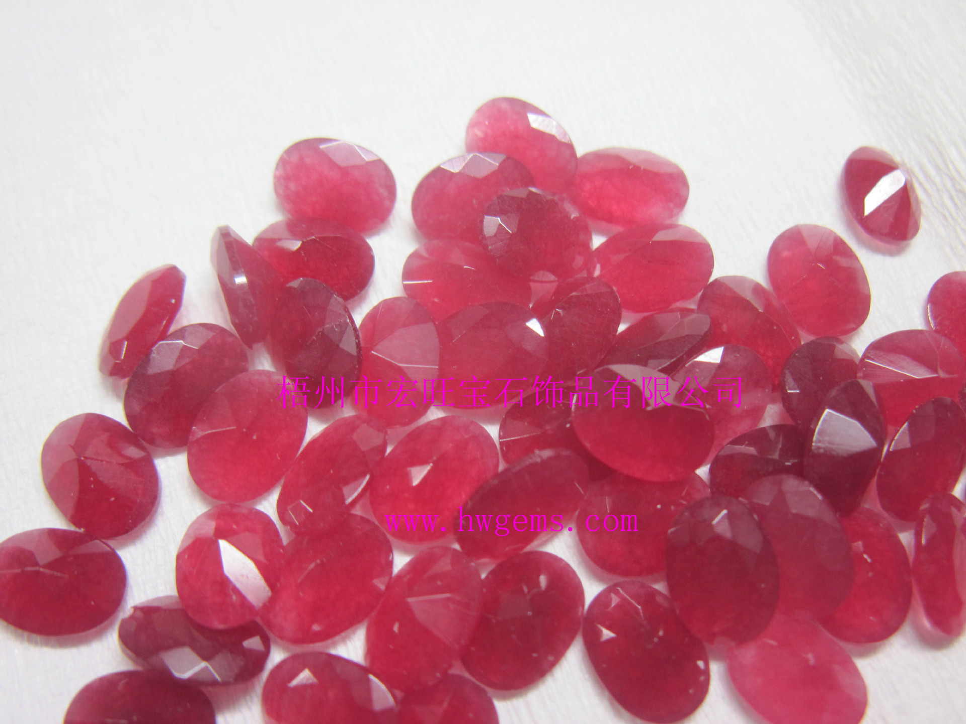 批发采购宝石工艺品-蛋形红色马来玉 合成宝石