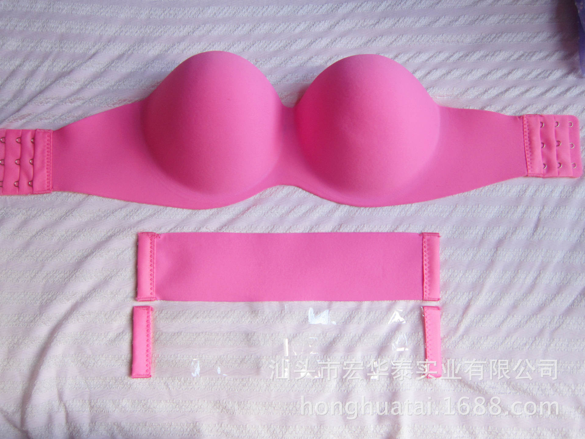 【新款魔法美背隐形<em>无肩带</em>一片式<em>无痕文胸</em>1/2