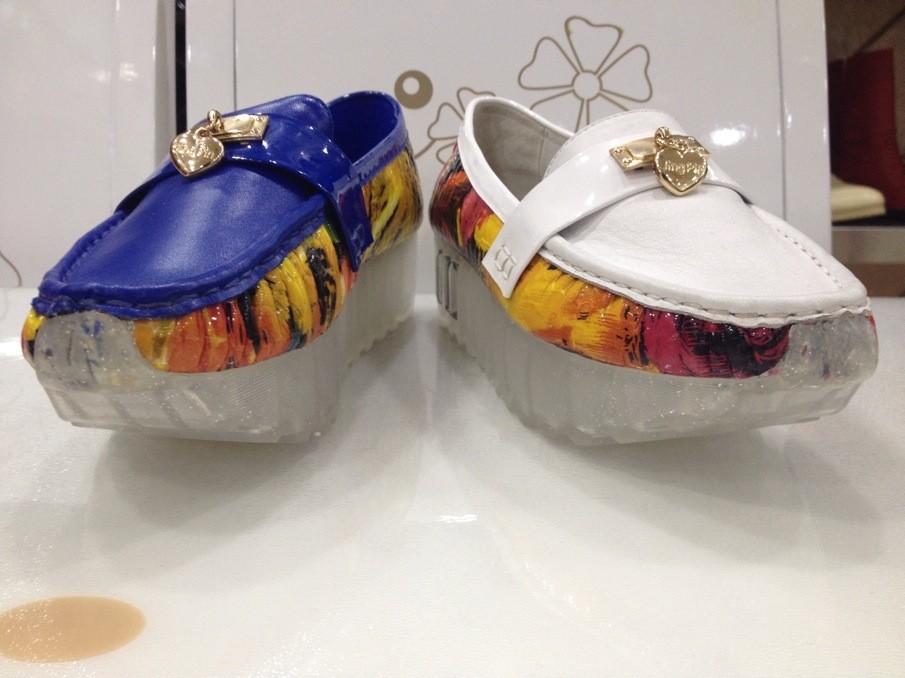 <em>美邑</em>秋季新款单鞋 低跟心形装饰扣 时尚真皮女