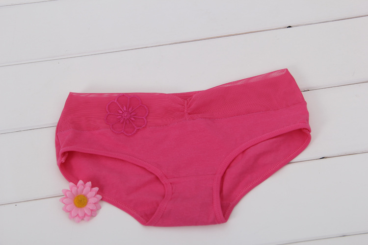 <em>义乌</em> 全棉女式<em>内裤批发</em> 供应带大花纯色性感舒