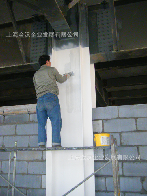 钢结构立柱防火涂料施工现场(厚型防火涂料批涂施工)