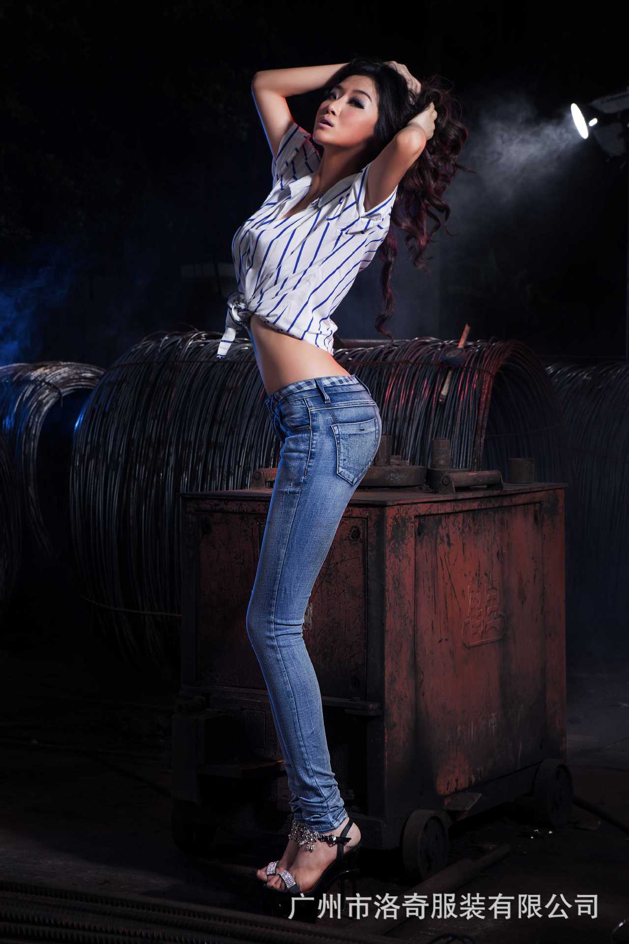 批发采购女式<em>牛仔裤</em>-广州RAVE秋装新款高档