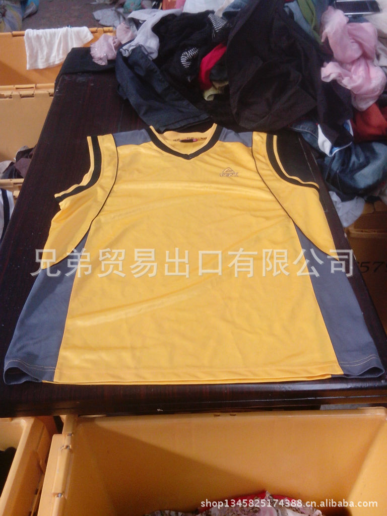 专业供应旧衣服<em>T恤</em>裙子牛仔裤<em>文胸</em>皮包衬衫打