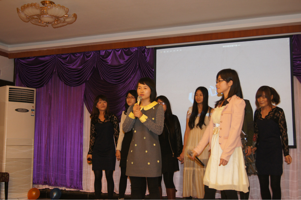 2013年年会 <em>靓女穿红内裤</em>扮超人- - 阿里巴巴商