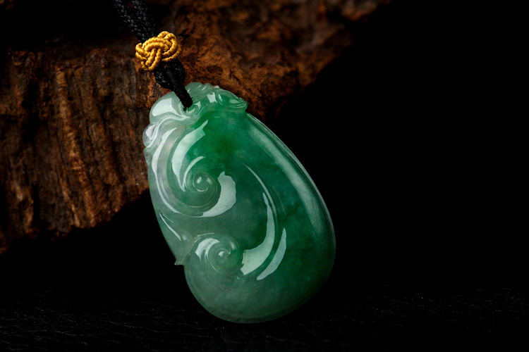 伟德国际察哈尔右翼中旗人民法院关于（W1345）AD858天然翡翠（A货)豪镶满色蛋面项链约7g1（第一次拍卖）的公告