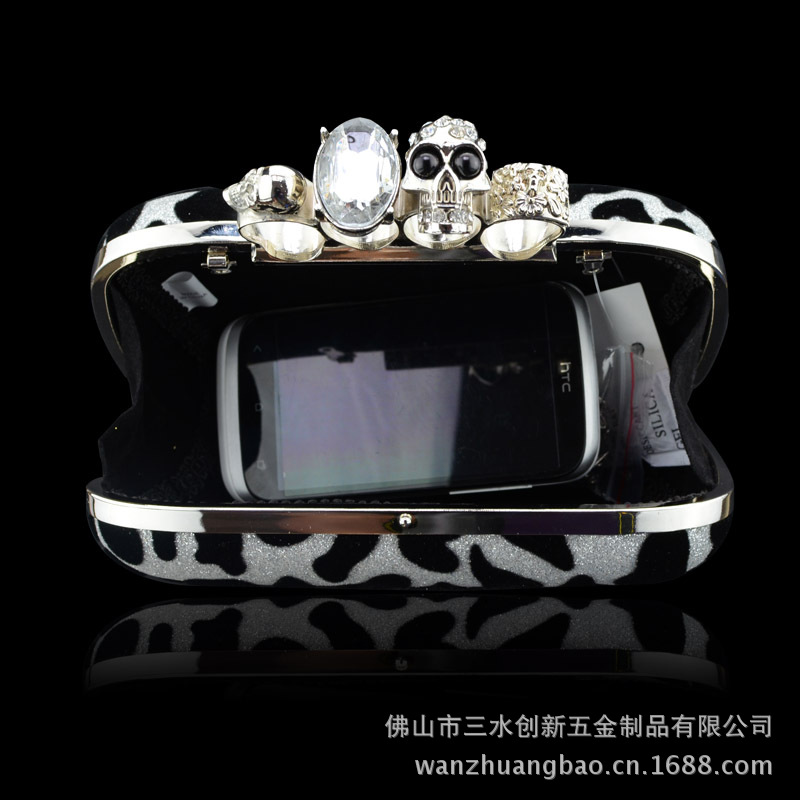 白色豹纹骷髅头手抓包