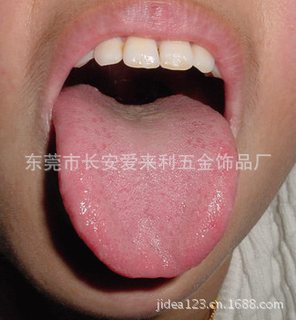 正常的舌:淡红色的舌,上面有一层薄薄的白色舌苔.
