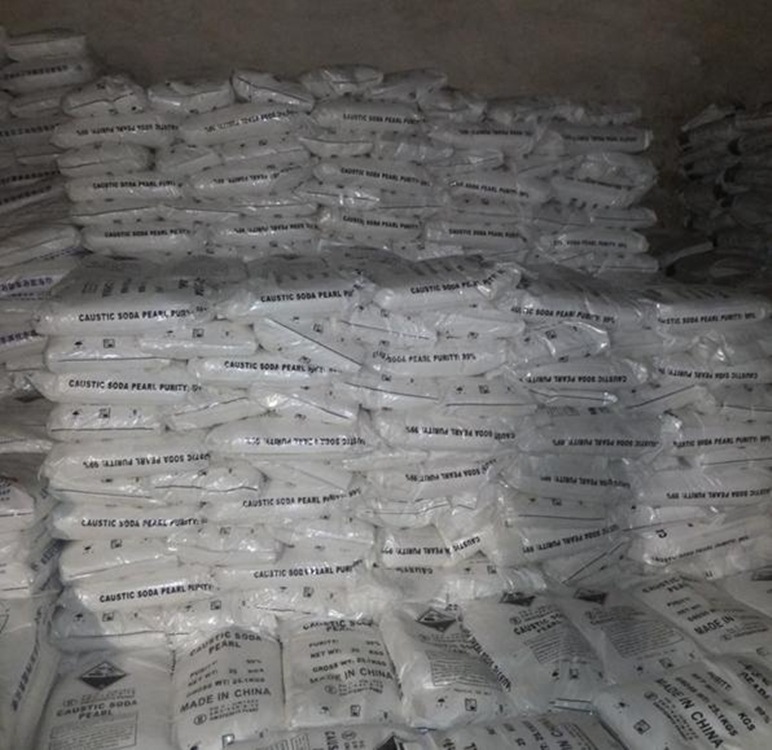 氢氧化钠的用途十分广泛,在化学实验中,除了用做试剂以外,由于它有很