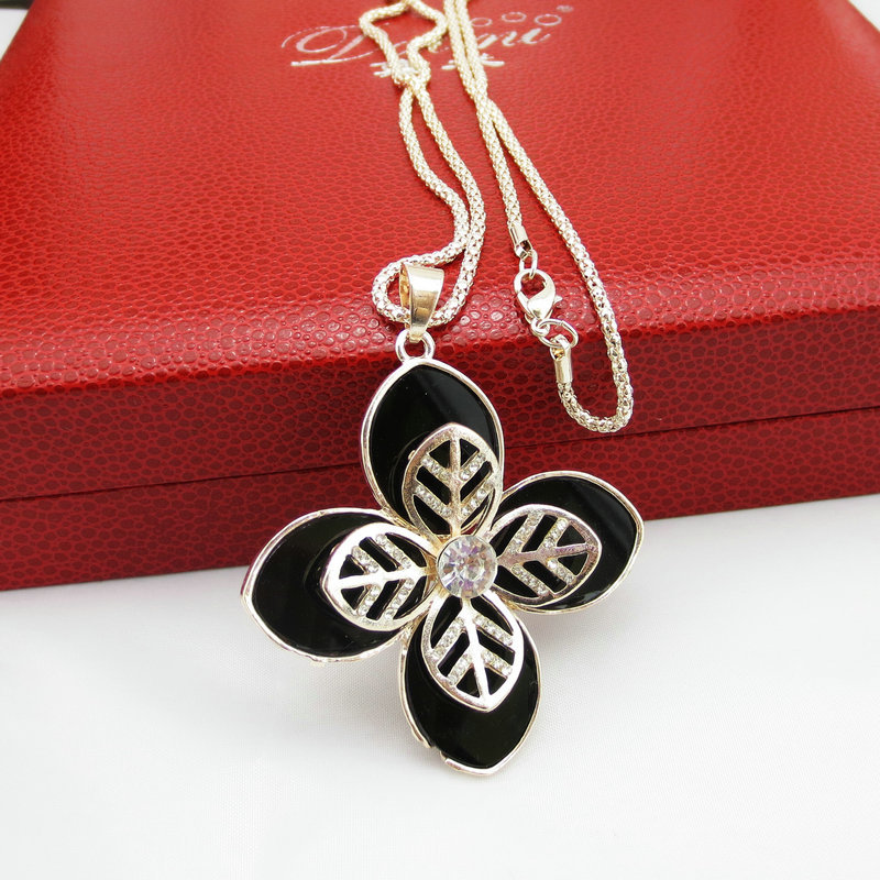 时尚大牌<em>毛衣链批发</em> 韩版闪钻四叶草夸张长项