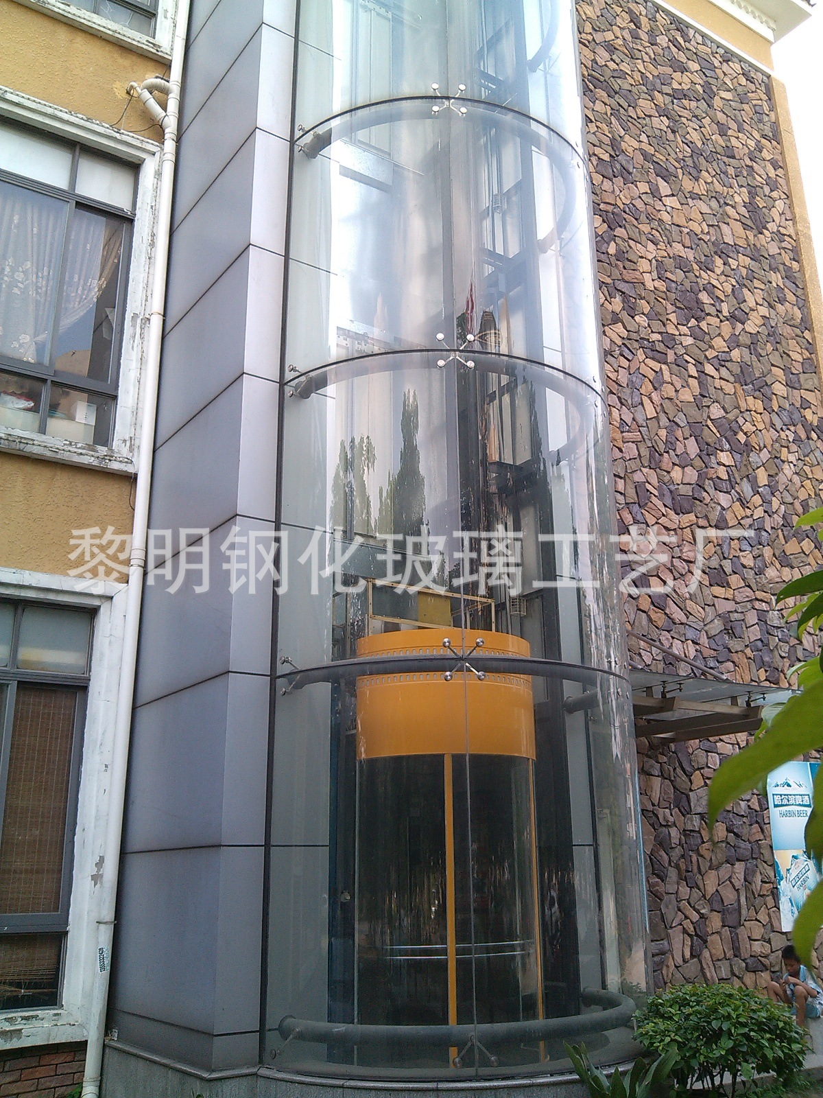 世界最长的双层观光电梯,高300多米,直接挂在悬崖之上