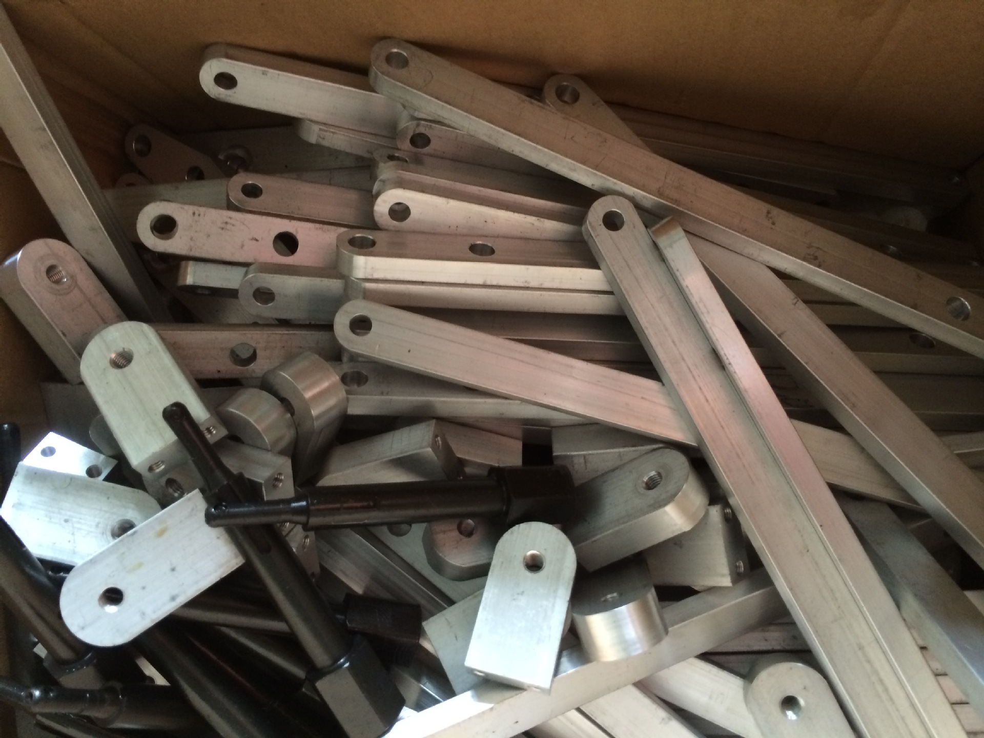 CNC加工中心大小批量加工、冲压件配件加工、线切割加工