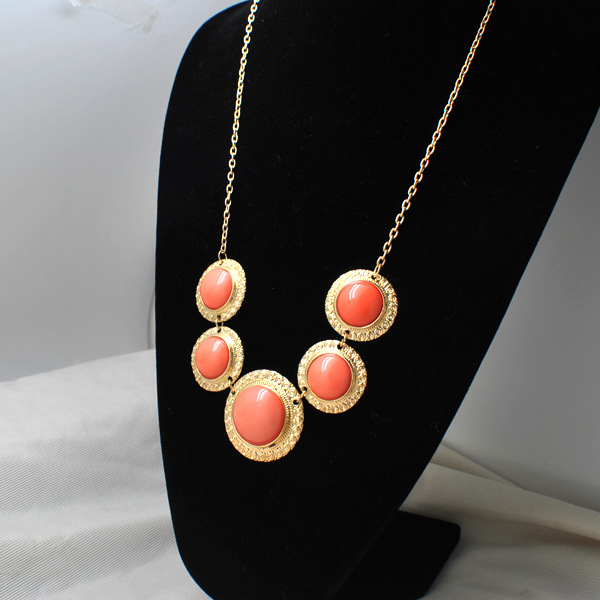 夸张欧美风项链<em>橘红色</em>合金树脂<em>毛衣链</em>女士服饰