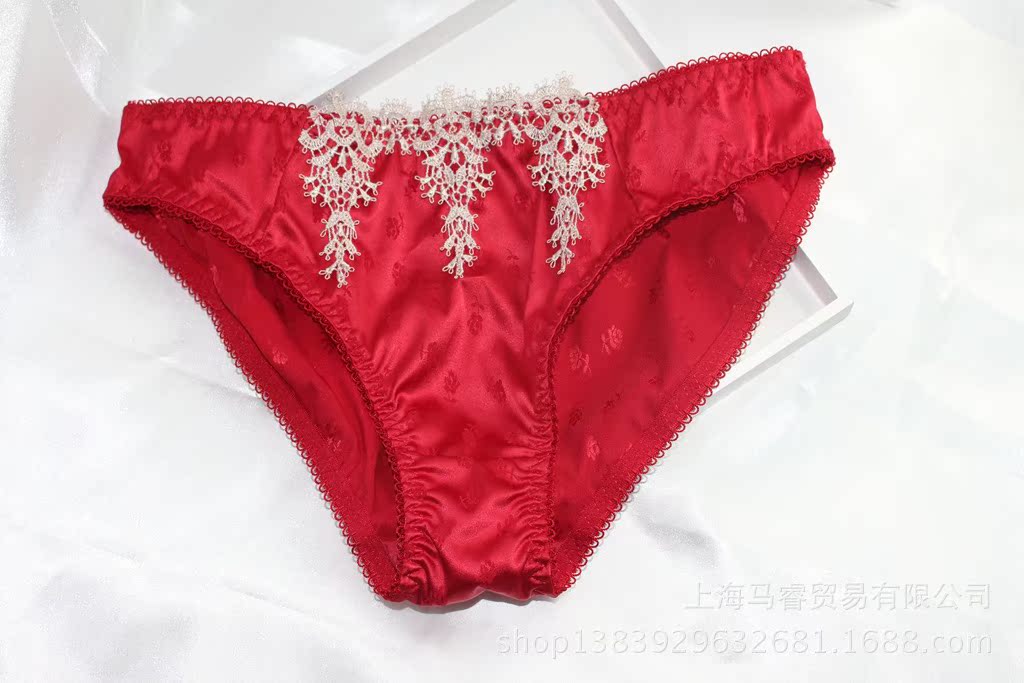 【新款一线大牌精美刺绣<em>绸缎文胸</em>套装<em>聚拢</em>宫廷