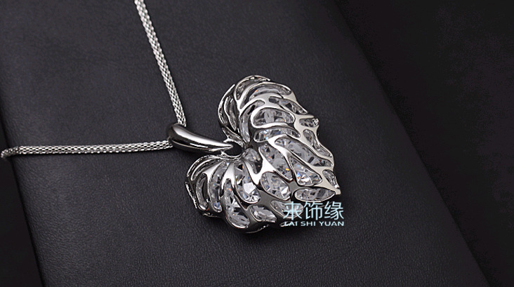 【<em>镂空</em>金色爱心树叶内置闪闪锆石<em>毛衣</em>链韩版心