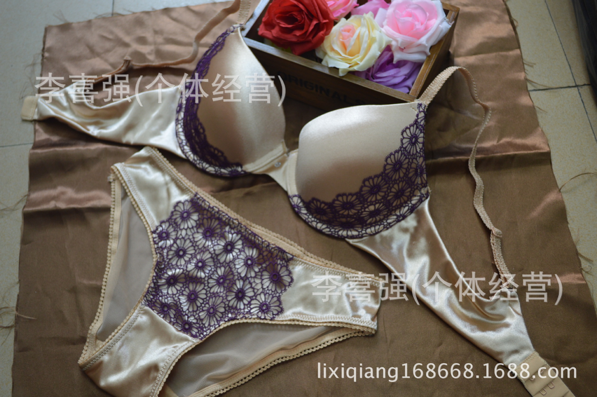 <em>文胸</em>-欧美<em>顶级</em>聚拢半杯 性感精蕾丝光面拼接聚