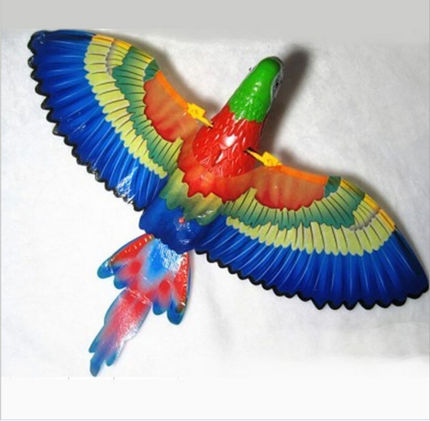 非常可爱(里面配有一条线把鹰吊起来打开开关鹦鹉翅膀扇动,360度旋转