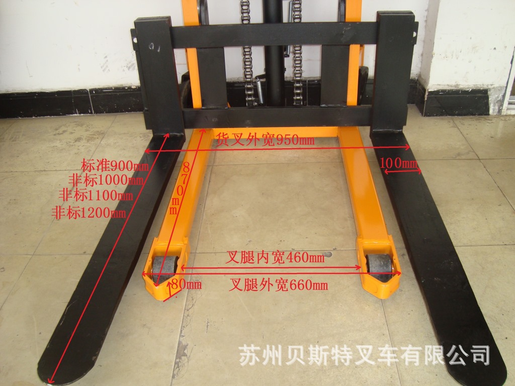 细节展示二:整车正面货叉降低货叉最宽时