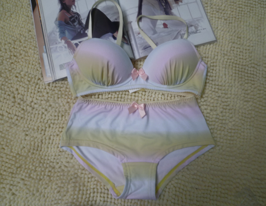 <em>日单文胸套装</em> 外贸原单牛奶丝文胸套装 渐变色