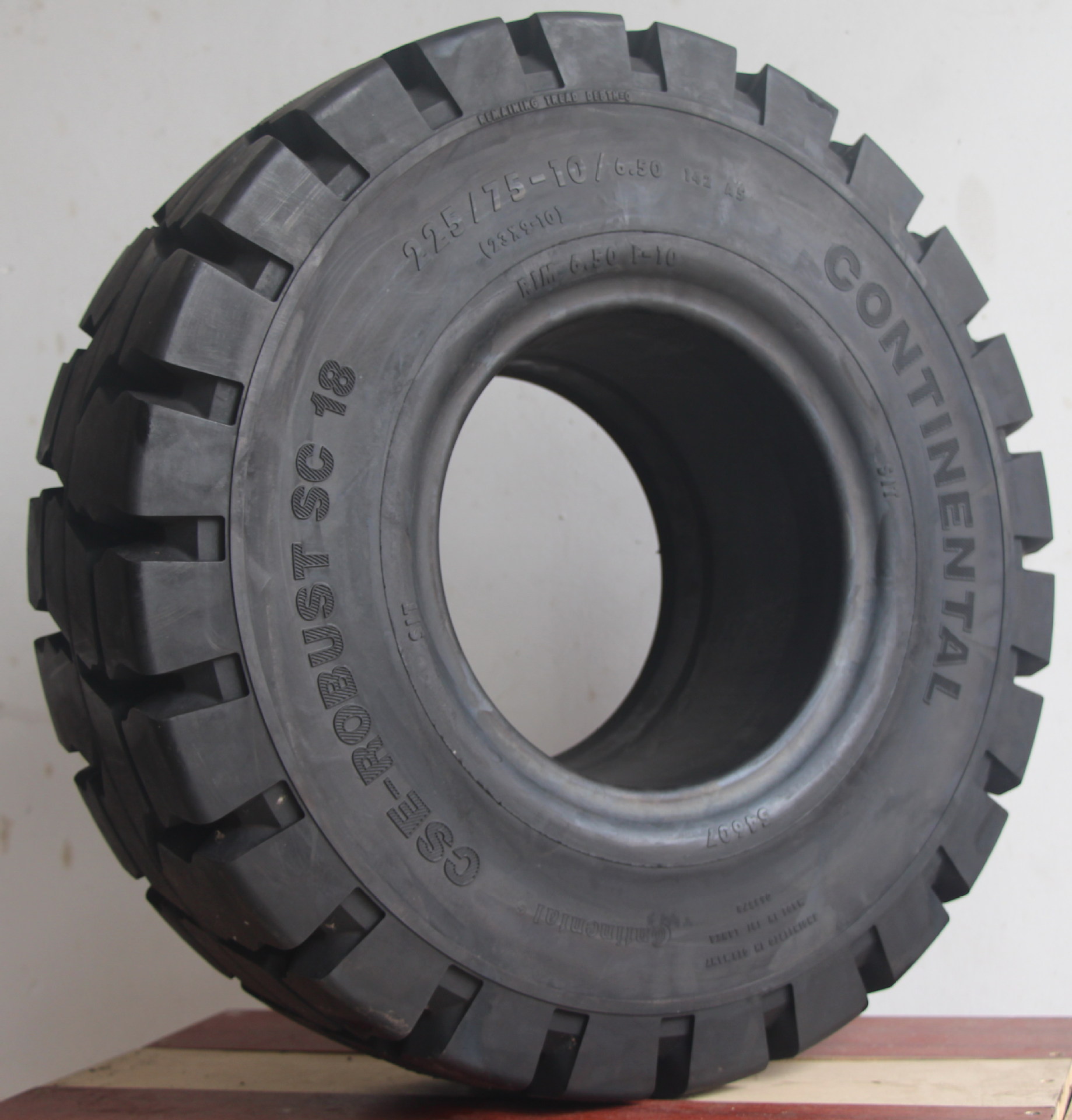 工程机械轮胎-工程车实心轮胎-工程机械轮胎尽