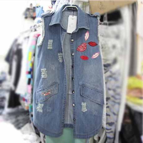 欧美破洞肩章嘴唇绣花<em>休闲女中长款</em>牛仔<em>马甲</em>背