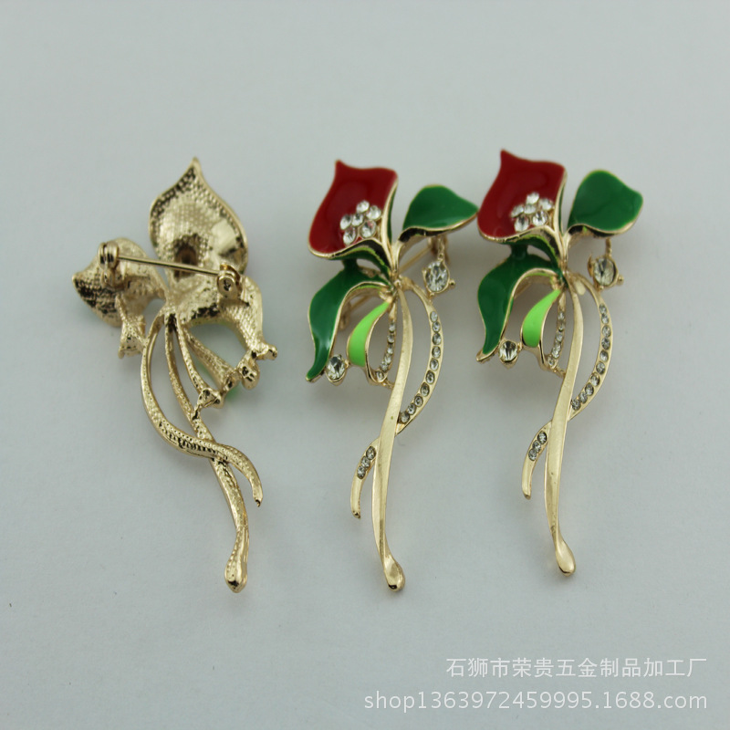 【厂家新品】合金镶钻胸针 花形别针胸花 金枝玉叶红掌花别针胸针