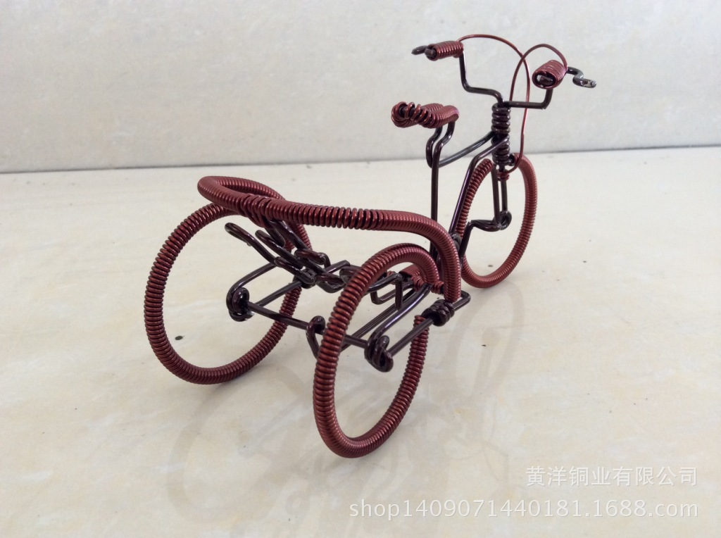 三轮车状似人力车与自行车的一种结合体.