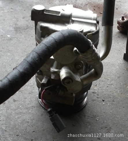 奥迪A4B6冷气泵3