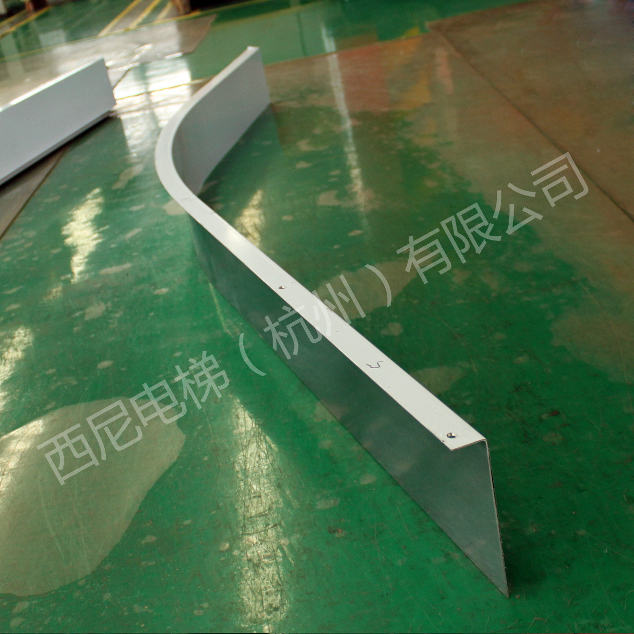 扶梯弯段外或内盖板 (42)