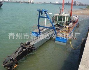 工作中的绞吸式抽沙船