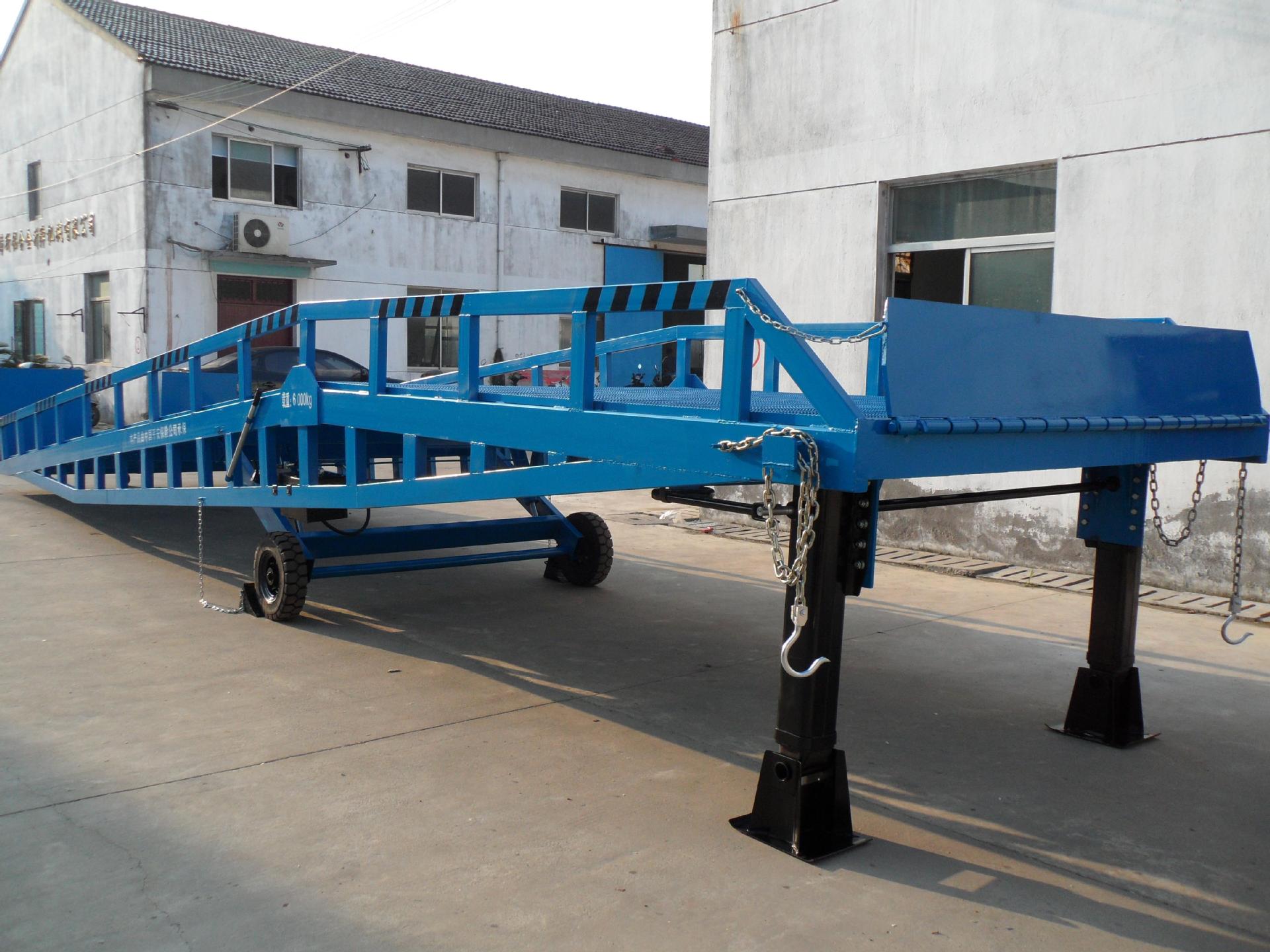 移动登车桥（带支腿）