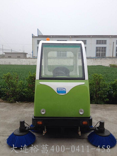 大连裕菖凯尔乐驾驶式道路清扫车