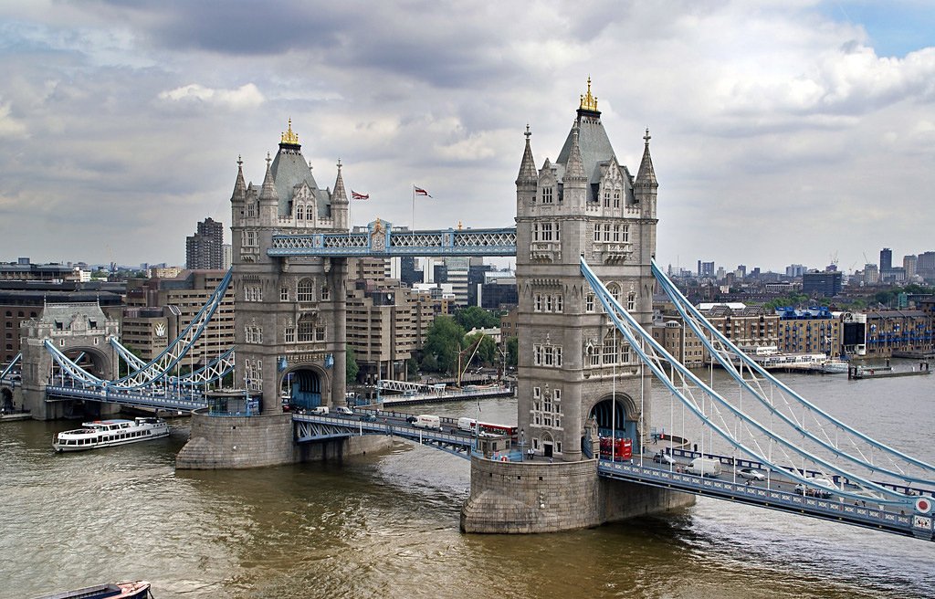 伦敦双子桥位于英国伦敦东部,是从泰晤士河口算起连接伦敦南北区的座