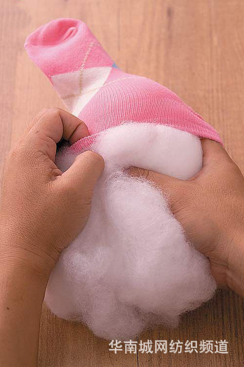 绣娘手工坊:教你袜子改造粉色招财猫