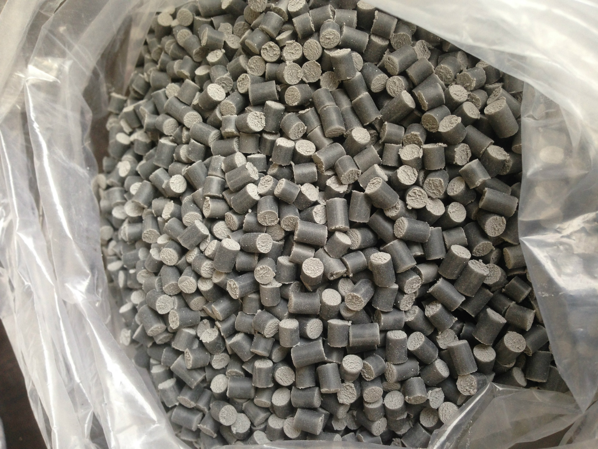 自产自销黑色PVC颗粒 挤出级PVC粒料价格及