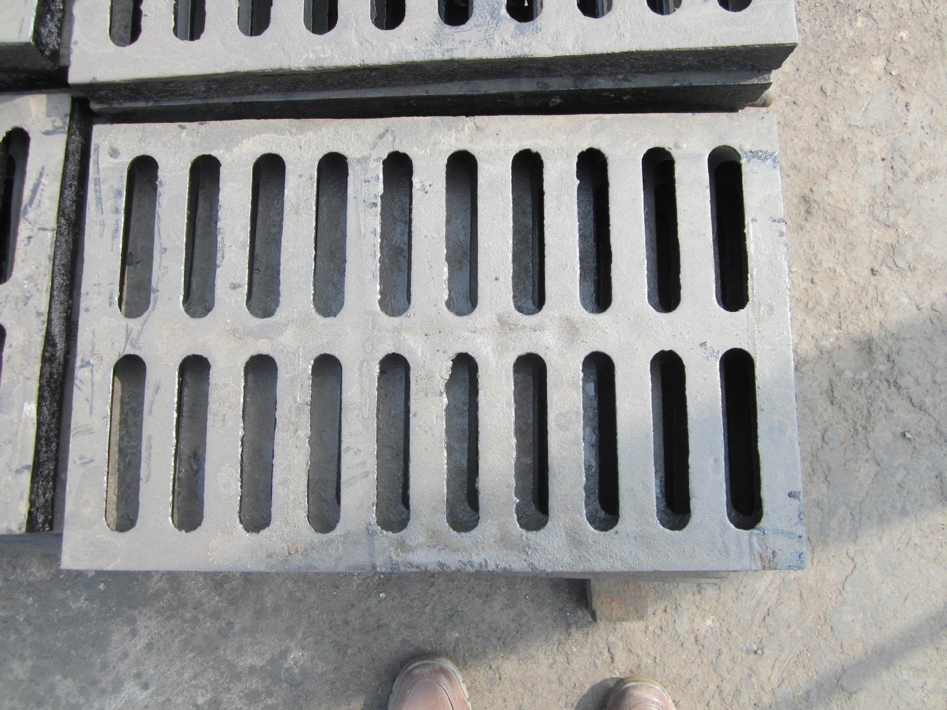 厂家批发各种井盖。球墨,树脂。不锈钢隐形井