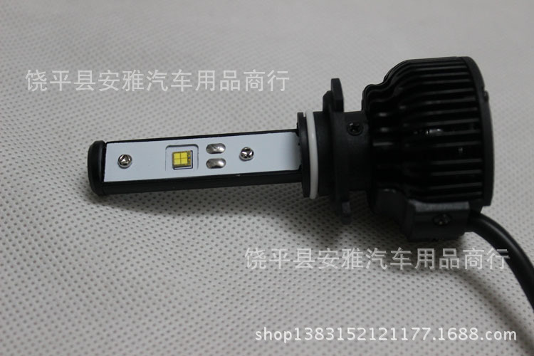 汽车led大灯前照灯远近光灯泡超高亮一体化H4 H7车灯飞利浦灯珠高清图片