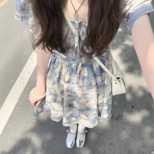 茶歇法式方領泡泡袖碎花連衣裙女夏季2025新款度假風收腰A字短裙