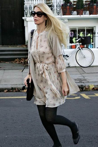 街拍薄款针织<em>开衫</em> 再度搭配连衣裙 -<em>阿里巴巴</em>服