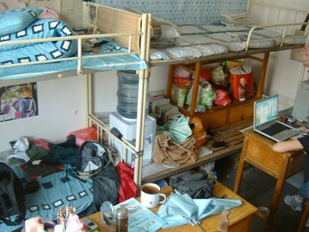 实拍80后学生寝室